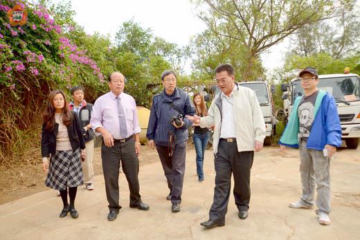 環保署推動執行機關加強辦理資源回收工作績效考核小組昨抵金展開視察行程，首站到訪烈嶼鄉資源回收中心，並在環保局長楊世宏、烈嶼鄉長洪成發等人的帶領下，視察陽山資源回收作業情形。（董森堡攝）