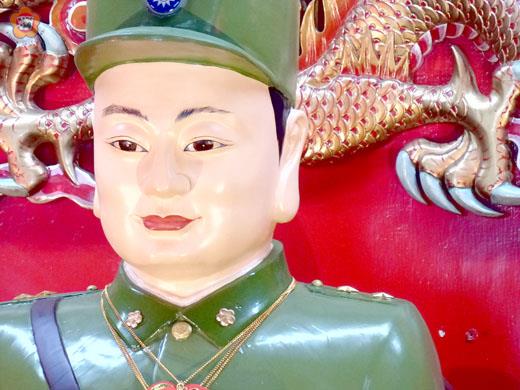 李光前將軍廟的執事人員為李光前將軍晉陞中將，地方百姓叫好直說：「早就該陞了。」（許加泰攝）