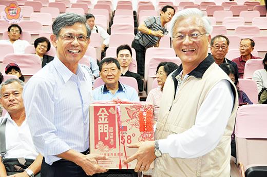   前台南巿副巿長蔡文斌昨率團抵縣府拜會，副縣長吳友欽以金酒餽贈嘉賓。（翁碧蓮攝）