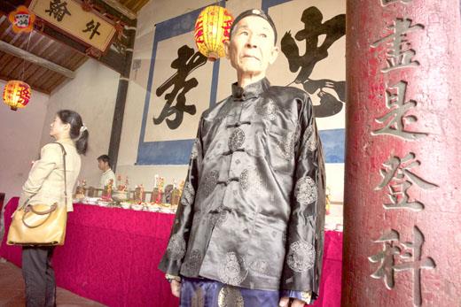 在瓊林祭祖中，蔡顯國從鏡頭中看到的是「忠孝」與「盡是登科」。（蔡顯國提供） 