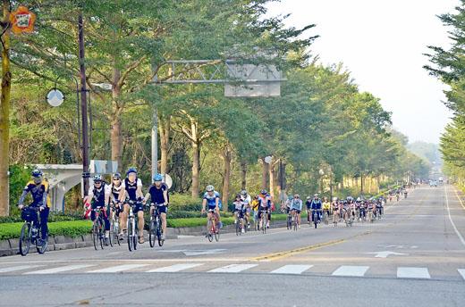 金門國家公園自行車環島「追風尋獅遊」活動昨日展開:左、參與的人潮,魚貫上路,展開巡禮金門的行程。(許加泰攝)