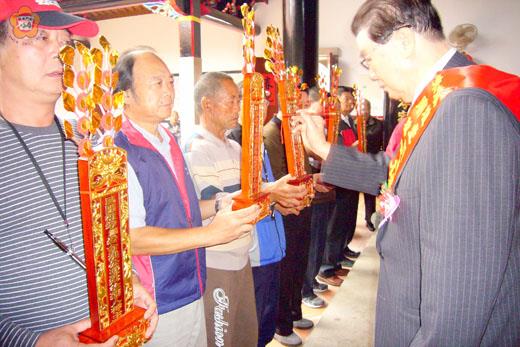   敦煌堂金門縣烈嶼洪氏宗親總動員投入奠安慶典活動，並先舉行點主入龕活動。（洪氏家廟提供）