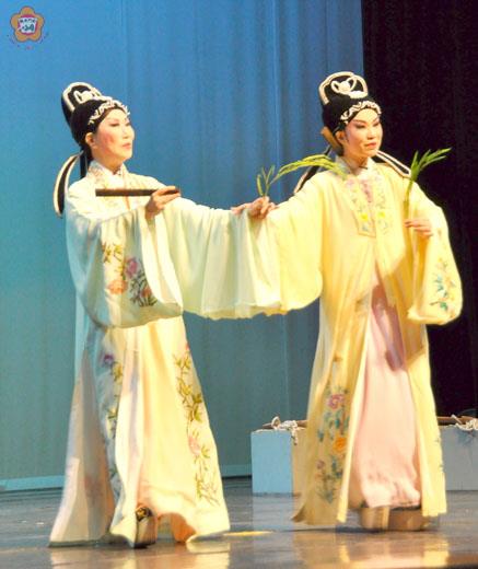 在文化局的邀請下，韻清樂舞劇團抵金搬演《梁山伯與祝英台》，吸引許多民眾闔家一同回味。（陳麗妤攝）