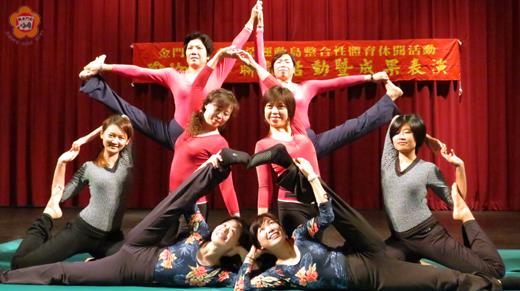   以雙人瑜伽進行表演，以多人「合體」做為完結，是金湖山外班最愛的模式。（張建騰攝）