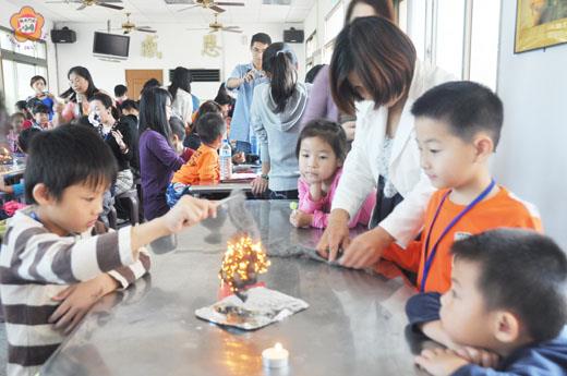   金鼎國小百年校慶奈米科技教育科學營假金鼎國小餐廳舉行，讓小朋友由實驗與遊戲中深切的領悟到科學的奧秘及趣味。（李金鎗攝）