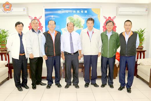 行政院海岸巡防總署副署長尤明錫抵烈嶼鄉拜會鄉長洪成發，雙方相見歡。（翁碧蓮攝）