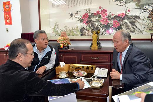   針對慈湖濕地劃入國家級重要濕地範圍，金門國家公園管理處長陳茂春與營建署官員拜會議長王再生，進行說明及意見交換。（議會提供）