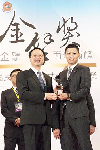   行政院長江宜樺頒發金擘獎給昇恒昌公司副總經理江建廷。（由昇恒昌公司提供）