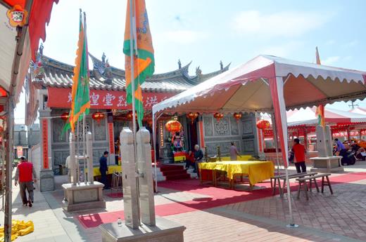 燉煌堂金門縣烈嶼洪氏家廟重建落成辦理奠安慶典，洪氏宗親總動員積極投入慶典的準備工作。（李金鎗攝）