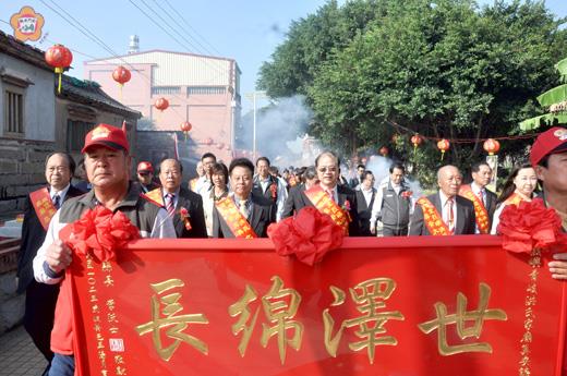  烈嶼洪氏家廟昨舉行重建落成奠安慶典，李縣長前往敬祭，並獻上匾額祝賀。（李金鎗攝）