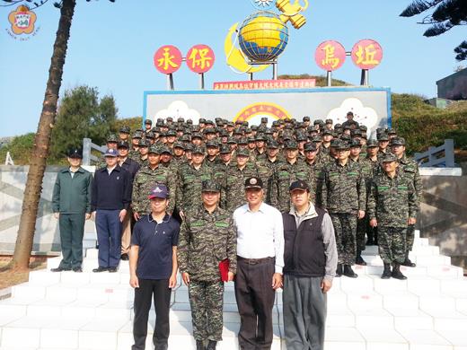 海軍陸戰隊烏坵守備大隊大隊長陳樹軍榮調,全體官兵合影。
(烏坵鄉公所提供)