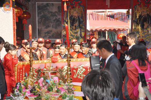   燉煌堂金門縣烈嶼洪氏家廟重建落成奠安慶典，洋山陳氏表親組成的慶賀團到家廟祭祖。（李金鎗攝）