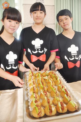   陳玟婷（中）、陳依函（左）、葉佑霆（右）以「糟財進堡」得到金門農工「102學年度創意地方特色烘焙產品大賽」的第一名；上個月，他們曾經獲得金門縣「102金秋環境季活動—『金食在』低碳美食料理大賽」的第一名。（張建騰攝）