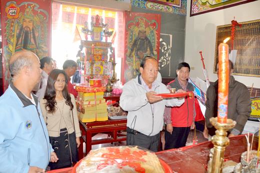 黃埔村林邊李府將軍廟聖誕日，鄉長洪成發率各課室課長前往拈香祝禱，祈求眾神明護佑村民平安。（李金鎗攝）