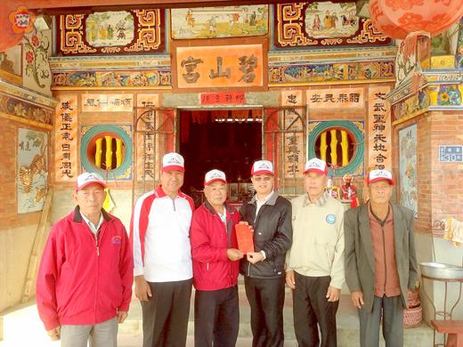 李沃士（右三）昨前往蔡厝碧山宮上香，敬獻爐敬金。（民政處提供）