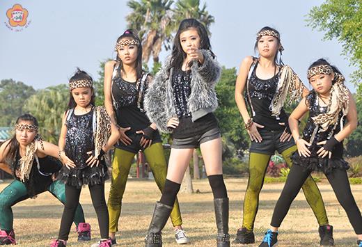 「MiniKo」的舞蹈短片已經上傳到「獅王求愛性感舞蹈大賽」以及KDC金門流行舞蹈團的「臉書」，歡迎上網欣賞。
（張建騰攝）