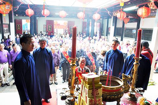   潁川堂金門縣陳氏宗親會昨日隆重舉行冬季祭祖大典，金門「十三陳」共聚ㄧ堂，緬懷祖德。（許加泰攝）