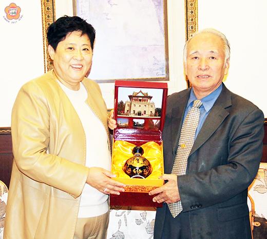   大陸吉林省政協常委王旗（左）拜會議長王再生，互贈紀念品。（莊煥寧攝）
