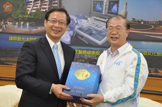   桃園縣長吳志揚昨率縣府團隊抵金門縣政府拜會，李沃士縣長以好酒餽贈兄弟縣。（翁碧蓮攝）