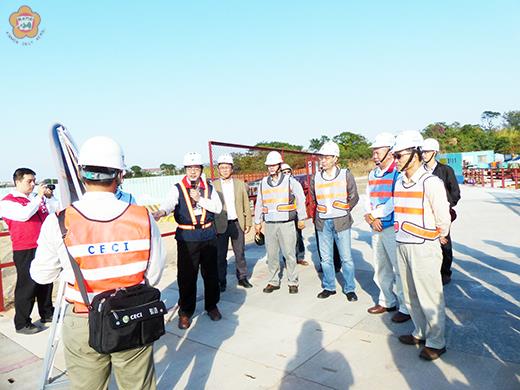   葉匡時（右一）昨日視察金門大橋工程等交通港埠建設，期許在工安前提下如期如質完成。
（李金鎗攝）