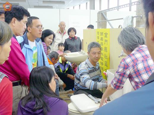 金門縣社區大學「簡易居家水電修護DIY」，指導民眾簡易故障維修技能。（陳麗妤攝）