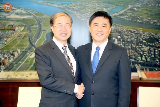 金門縣長李沃士昨日率縣府主管拜會台北市長郝龍斌，李縣長與郝市長相見歡。
（照片由金門縣政府台北服務處主任陳永富等提供）