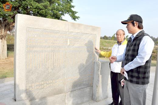    縣府昨到石雕公園會勘「進士牆」、「博士壁」，決議將於同一地點再設置「將軍榜（碑）」。（陳麗妤攝）