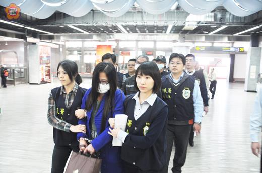  移民署臺北專勤隊與大陸福建公安廳合作，自廈門遣返人蛇集團交給移民署。（李金鎗攝）