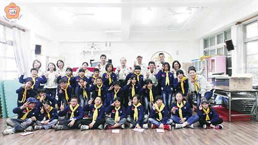   寧中小國小部辦理幼童軍團集會活動，營主任許維民校長和師生一起參與活動，小朋友滿滿的收穫。（許加泰攝）