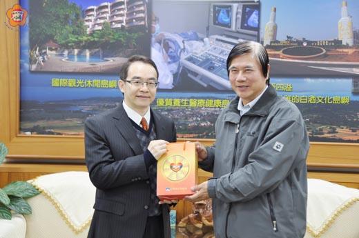   金門縣政府秘書長盧志輝昨日上午接見來金演講的關貿網路股份有限公司董事長何鴻榮。（李增汪攝）