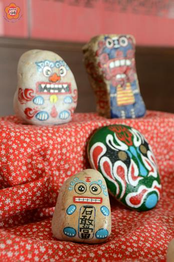 金城鎮公所舉辦的李秉鈞石藝彩繪作品展，作者展現精巧手藝，特色彩繪搭各異奇趣的石頭造型，讓許多觀賞的民眾愛不釋手。（董森堡攝）