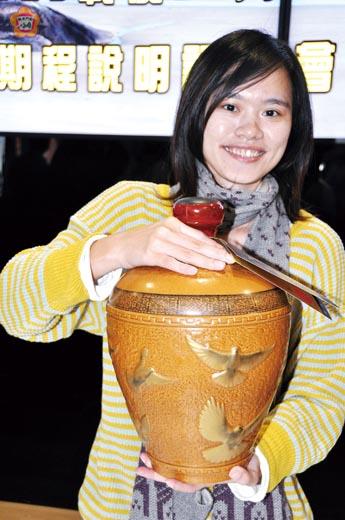   金門縣政府「823戰役55週年紀念贈酒」，自11月26日起委由快捷配送到家。（翁碧蓮攝）