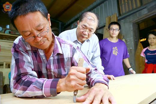 重視金門傳統木工技藝傳承，金門縣長李沃士專程登門拜訪大紅花轎木工匠師－胡青年。（翁碧蓮攝）