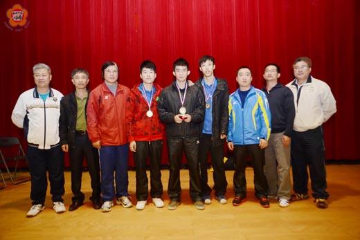   第七屆美珍香盃桌球邀請賽昨日正式落幕，縣府秘書長盧志輝、桌球委員會主委蔡水游等人到場主持閉幕典禮，頒獎表揚優勝選手。（董森堡攝）