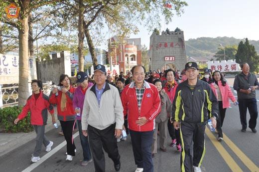  烈嶼鄉體育會舉辦親子登山暨歡樂趣味闖關活動，鄉長洪成發、理事長洪國正等人帶頭出發，民眾熱情參與，開心健走。（李金鎗攝）