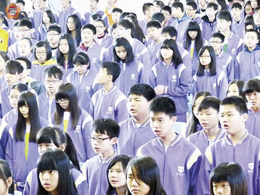 湖中慶祝建校四十八週年，學生們齊唱校歌。
（張建騰攝）