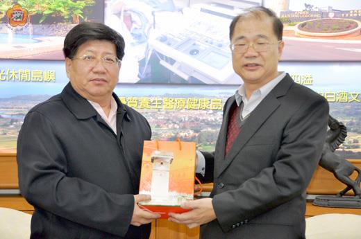 金門縣長李沃士昨接見大陸公安部禁毒局及5省公安人員，除贈予紀念酒，歡迎常到金門參訪交流，雙方並共同合作加強打擊犯罪。（翁碧蓮攝）