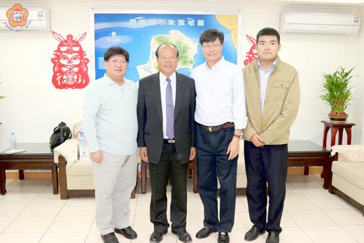 大陸公安部禁毒局辦公室調查研究員舒泰等人，昨跨海到烈嶼鄉拜會、參訪，受到鄉長洪成發歡迎。（李金鎗攝）