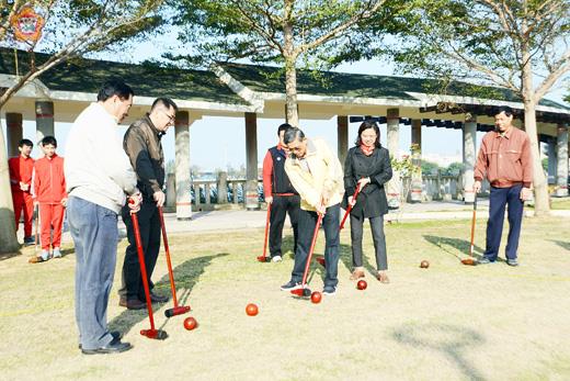 金城盃木球賽昨日假莒光湖公園盛大登場，副縣長吳友欽主持開球典禮。（董森堡攝）  