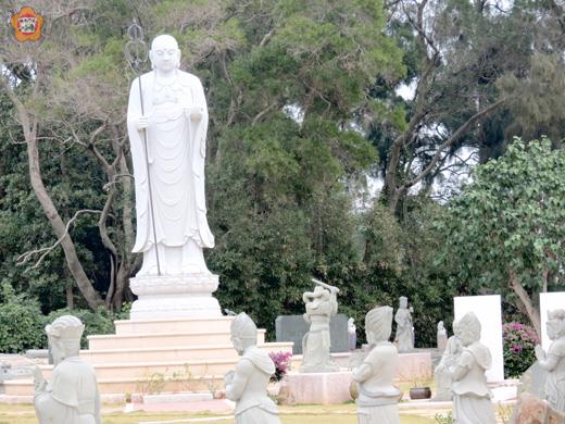 地藏公園把《地藏經》裡的每一尊菩薩，都刻成石雕，完整地在公園中呈現；中、歷代名家心經碑園把王羲之等歷代二十一名家書法家所書的〈心經〉刻成石碑；下、尚未完工的三忠廟採天圓地方的設計，是海峽兩岸獨一無二的宮廟造型。（張建騰攝） 