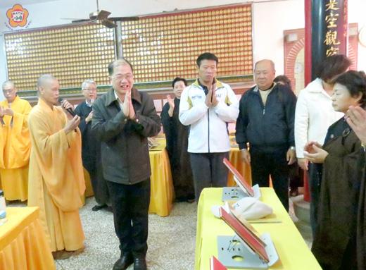 寄庫法會中，金門縣長李沃士（前左二）、金湖鎮長蔡西湖（前左三）在護國寺住持釋自信（前左一）的陪同下，向佛菩薩問訊，向會眾們問好。（張建騰攝）