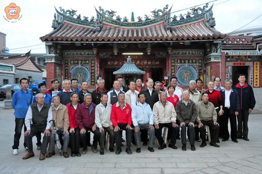   沙美萬安堂獲選台灣宗教百景之一，李縣長到場恭賀並與眾人合影。（許峻魁攝）