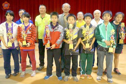 國小男生組單打第一名楊淞硯（前右四）、第二名陳冠廷（前右三）、第三名陳石覺（前右二）、第三名陳緯（前右一）等。
（金湖國小提供）