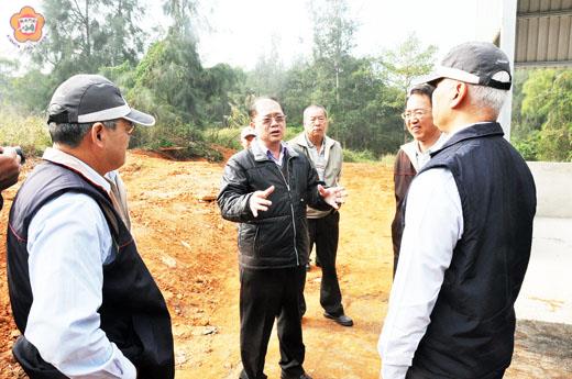   縣長李沃士昨日實地了解縣府與金酒公司在金寧廠附近新設一處取糟場的作業環境，預定明年元月一日試用。
（許加泰攝）