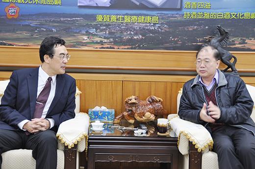 　交通部中央氣象局副局長張修武昨拜會李縣長，雙方研商建置金廈氣象合作可行性。（翁碧蓮攝）