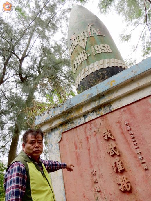 金門最早的「八二三砲戰勝利紀念碑」位於南雄營區。陳晚開原盼移除，但後來決定保留，讓地主的產業與戰地歷史建築能夠營造雙贏的局面。（張建騰攝）