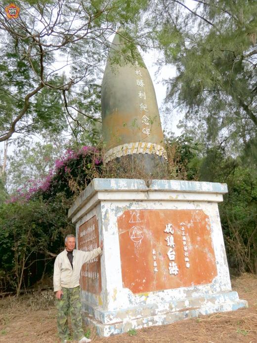   山外社區發展協會理事長陳自強認為以現在的技術，要拆遷南雄「八二三砲戰勝利紀念碑」並不困難，但地主願意保留也是好事一樁。（張建騰攝）