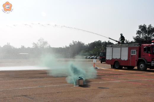   空汙演練，消防車灑水降低阻止煙霧飄散。（許峻魁攝）