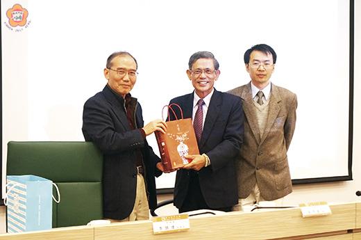   第8屆「海峽兩岸名校兩岸事務部門負責人研討會」昨移師金門大學舉行，副縣長吳友欽代表金門歡迎遠到而來的兩岸教育界貴賓。（李金鎗攝）