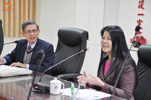　「澳門與金門在旅遊與教育領域之交流合作研商會議」，由副縣長吳友欽（左）、澳門城巿大學副校長梁文慧（右）共同主持。（翁碧蓮攝）